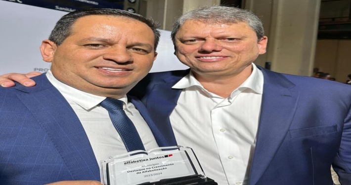 Em São Paulo, Roselei participa da entrega do prêmio “Município Destaque no Crescimento da Alfabetização”.