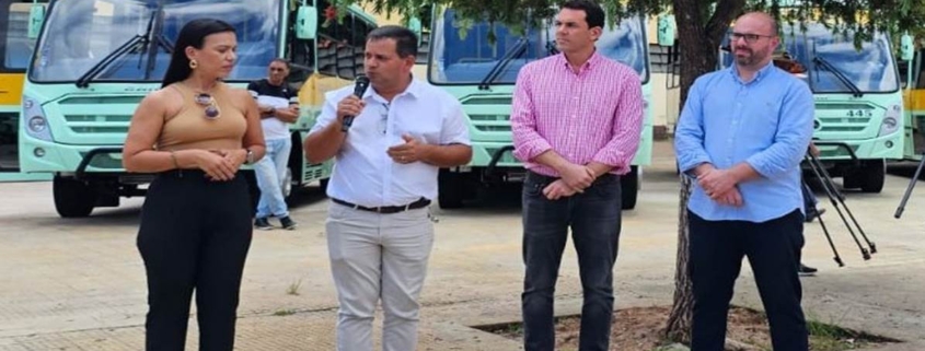 Secretário Roselei apresenta novos micro-ônibus que serão utilizados no transporte de alunos da zona rural